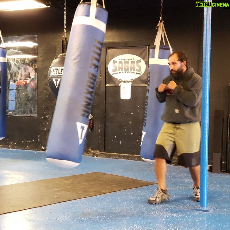 Johny Hendricks Instagram - Just got done working with Vince at Reyes boxing @bareknucklewbkff #bareknuckleboxing #boxing