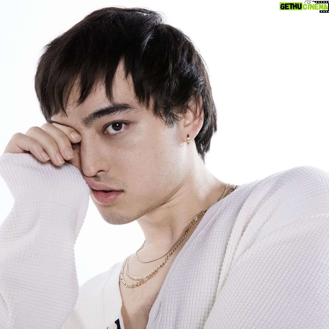 Joji - 898.6K Likes - If you wash your hands before you piss, your hands will dry while u pissing 👌🏼