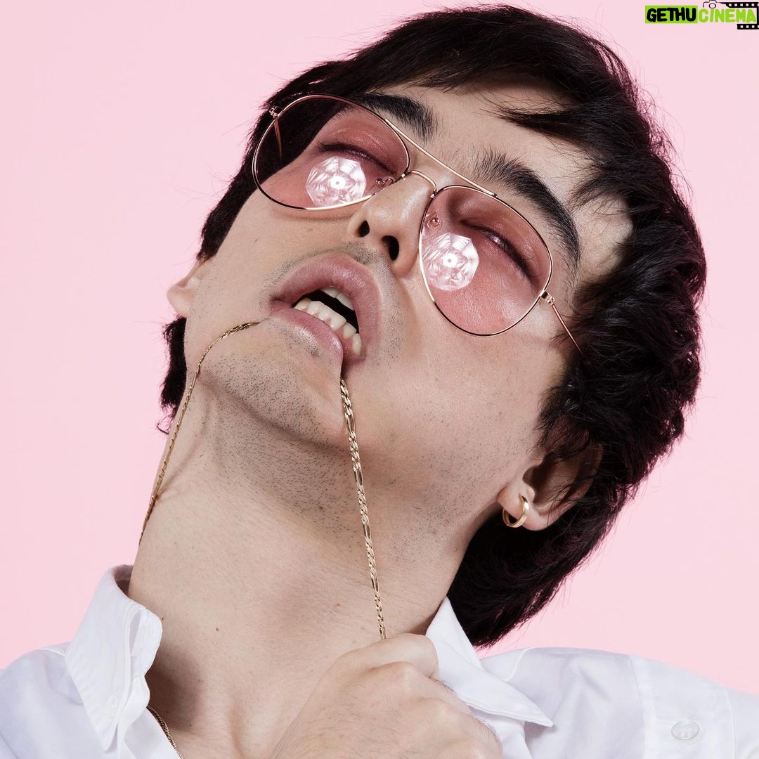 Joji - 898.6K Likes - If you wash your hands before you piss, your hands will dry while u pissing 👌🏼