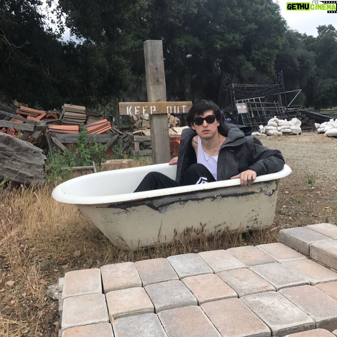 Joji - 753.5K Likes - Out with my nature friends gettin blasted on that medical hay.