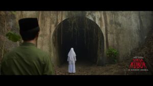 Joko Anwar Instagram - Segelap apapun tempat yang pernah kita masuki, tak ada yang segelap ketika kita sendirian di dalam kubur nanti. Bersiaplah.

Inilah still pertama adegan film SIKSA KUBUR. Ditulis dan disutradarai oleh Joko Anwar. Segera tayang di bioskop.

#SiksaKubur
