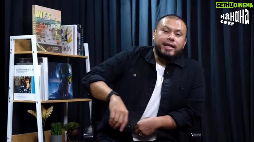 Joko Anwar Instagram - Gimana sebaiknya menghadapi kritik? Video lengkapnya ada di channel @inframe_hahahatv di Youtube.