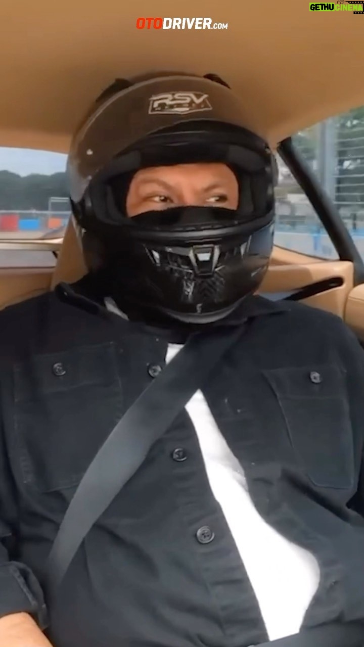 Joko Anwar Instagram - Biasanya nge-direct orang. Kali ini pasrah dibawa ke mana aja oleh Diandra Gautama, pembalap yang gue udah lama nge-fans, termasuk ngebut di sirkuit. Diandra janji, rasanya akan relaxing. Ternyata bener. Karena dibawa sama pembalap yang performanya luar biasa, kita jadi tenang dan enjoy. Yuk lagi, Diandra! @shell_indonesia #shellindonesia #shellhelix #melajulebihtangguh