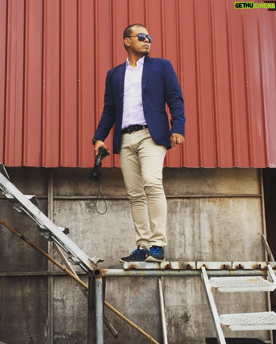 Joko Anwar Instagram - Waktu suting masih pakai jas.