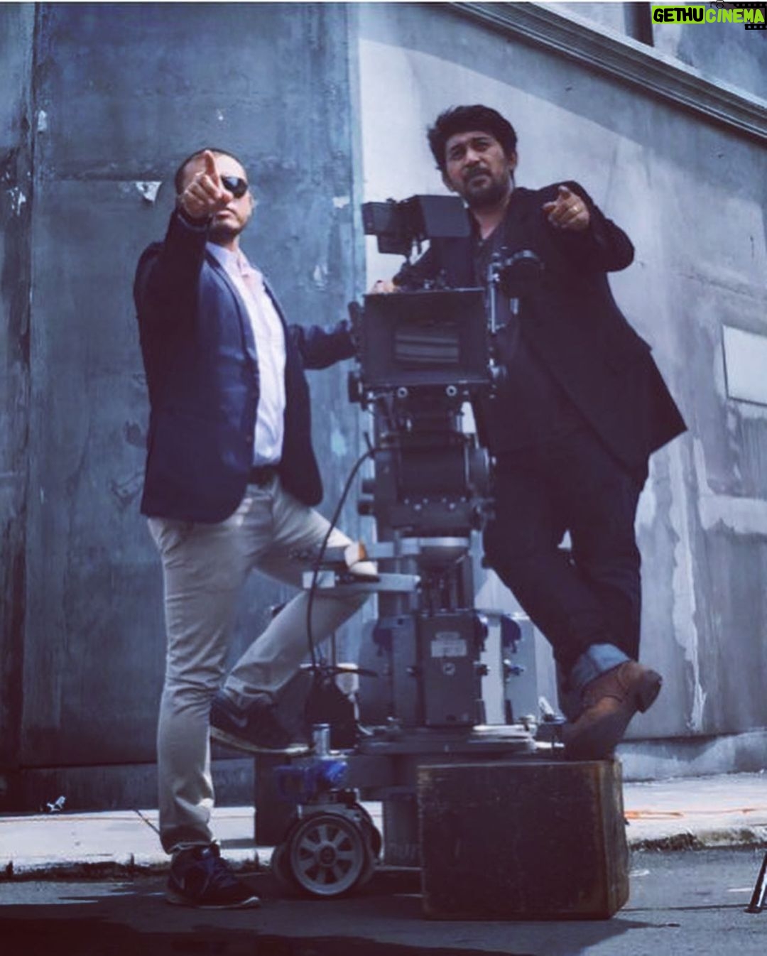 Joko Anwar Instagram - Waktu suting masih pakai jas.