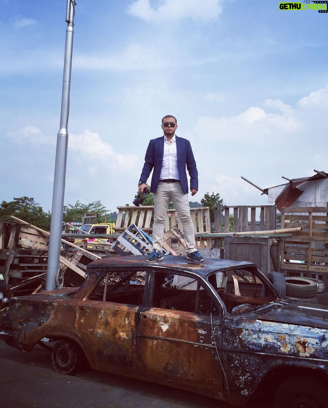 Joko Anwar Instagram - Waktu suting masih pakai jas.