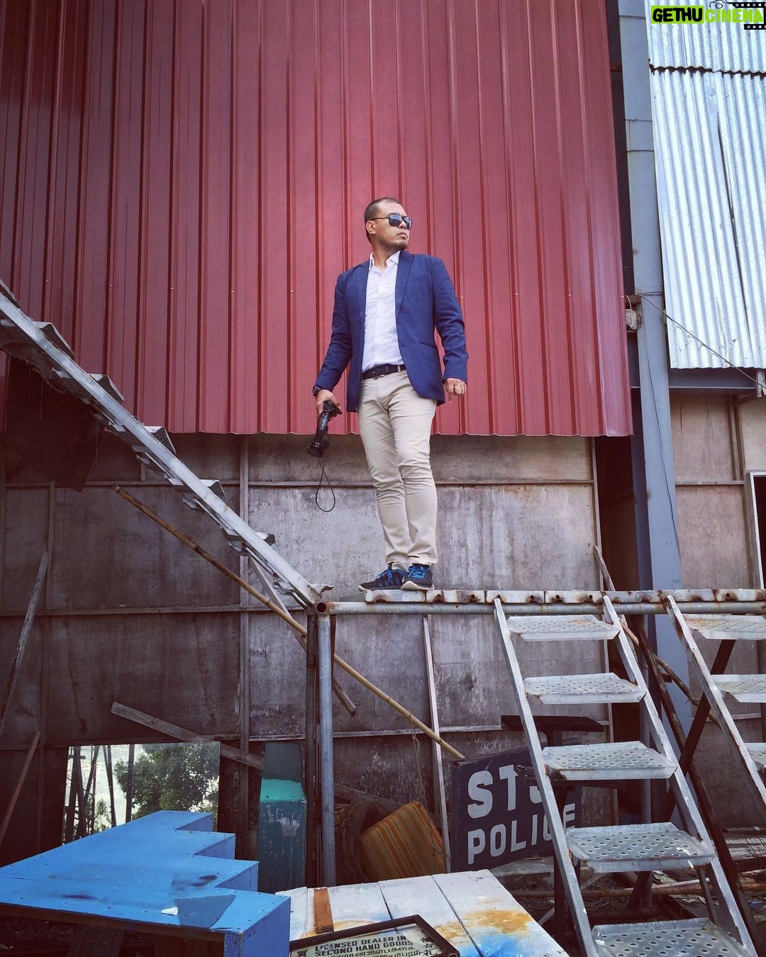 Joko Anwar Instagram - Waktu suting masih pakai jas.