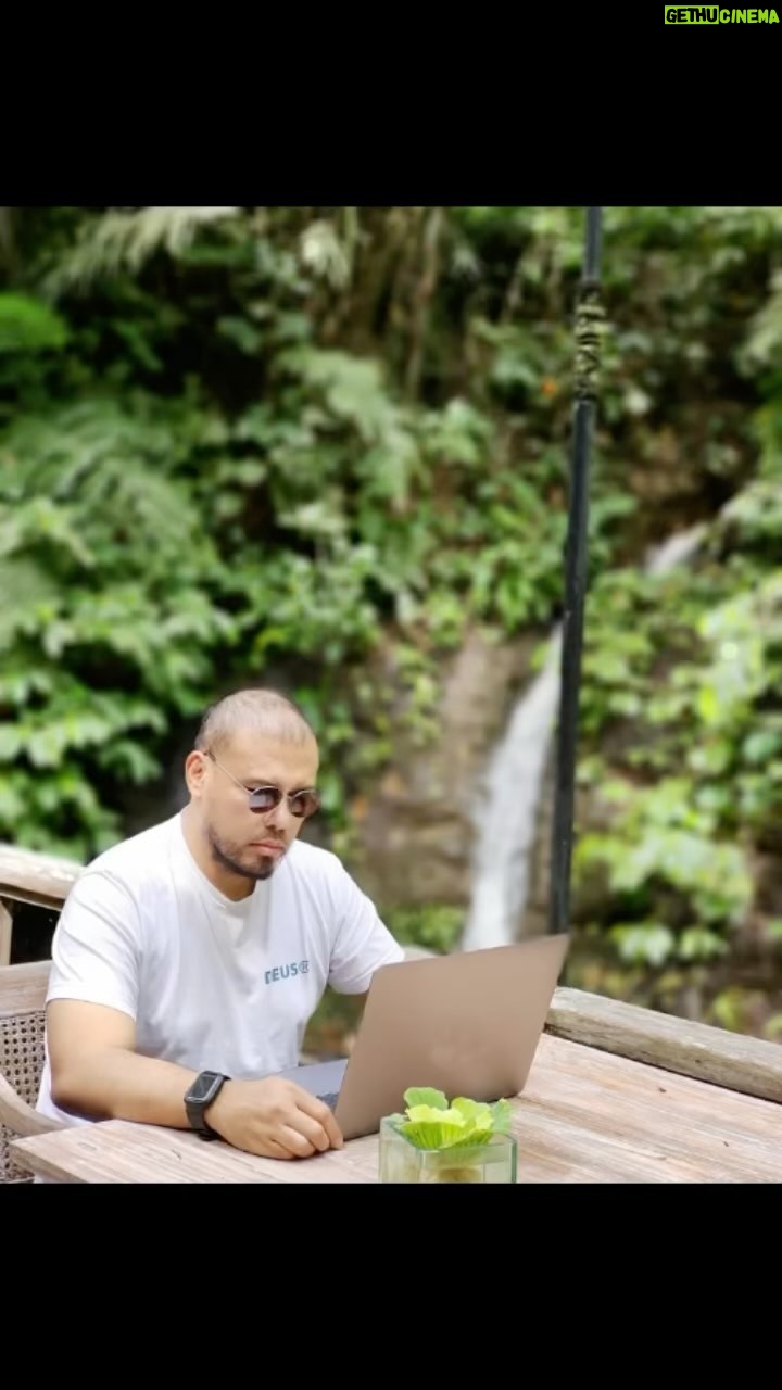 Joko Anwar Instagram - Menulis. Aku suka menulis. Apalagi kalau sudah selesai. Nanti fee-nya turun.