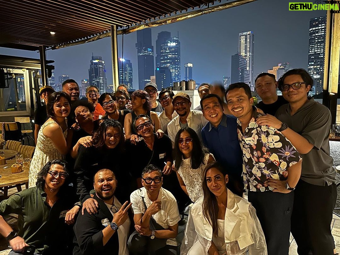 Joko Anwar Instagram - Munas asosiasi sutradara Indonesia IFDC. Terpilih Agung Sentausa sebagai Ketua Asosiasi. Hari yang menyenangkan! Makasih @plataran.menteng udah menyediakan tempat yang cantik dan makanan yang enak sekali.
