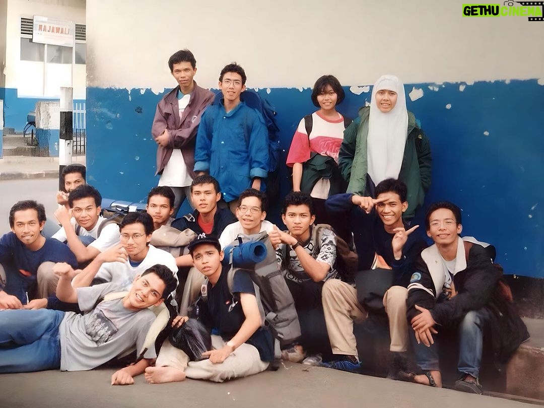 Joko Anwar Instagram - Jaman kuliah haha. Tebak saya yang mana? Masih punya tulang muka.