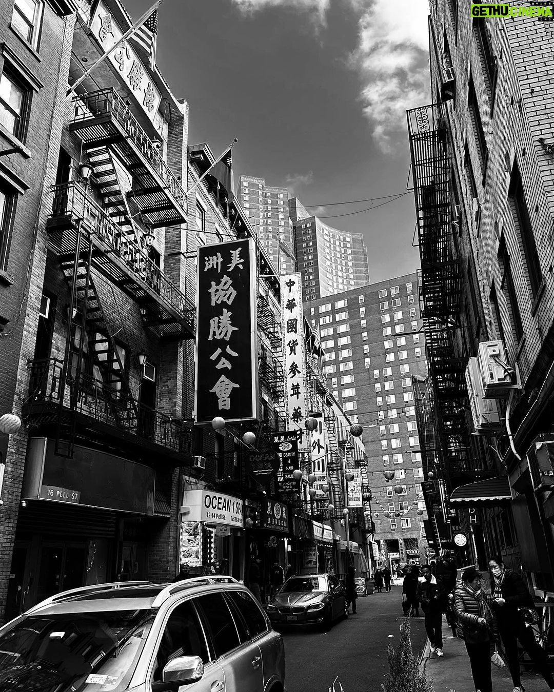 Joko Anwar Instagram - Suatu pagi jalan-jalan di Chinatown cari sarapan. Cuaca cerah. Walaupun winter nggak begitu dingin. Chinatown New-York City