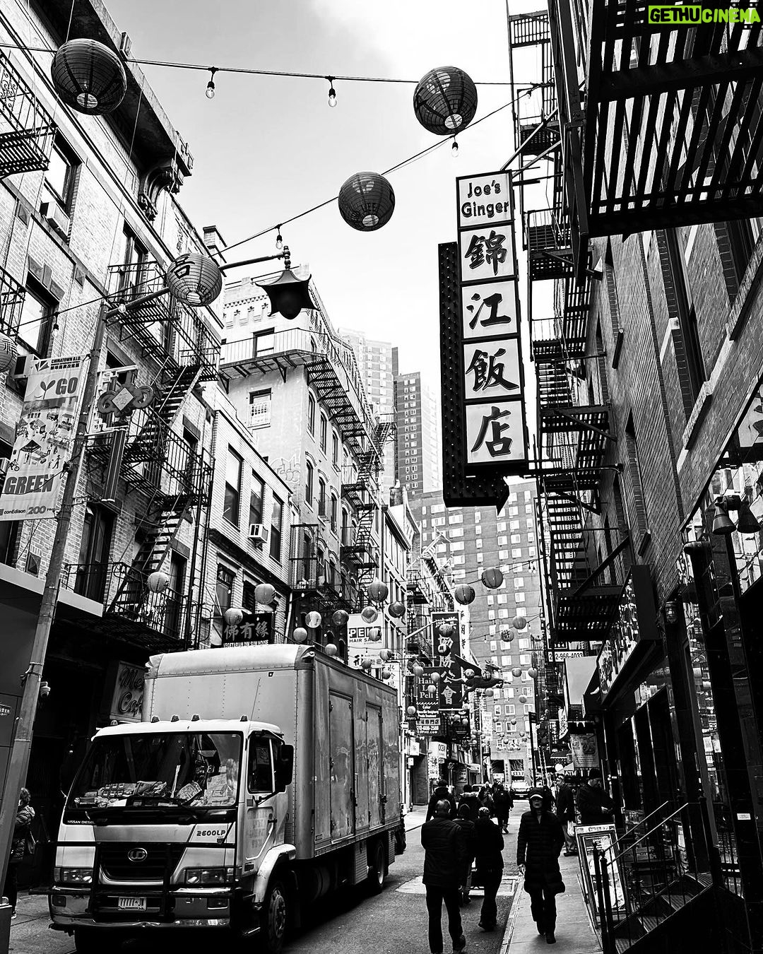 Joko Anwar Instagram - Suatu pagi jalan-jalan di Chinatown cari sarapan. Cuaca cerah. Walaupun winter nggak begitu dingin. Chinatown New-York City