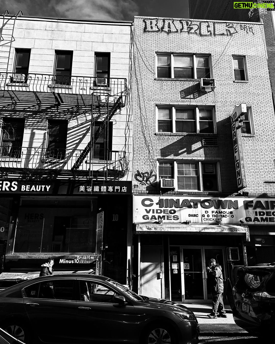 Joko Anwar Instagram - Suatu pagi jalan-jalan di Chinatown cari sarapan. Cuaca cerah. Walaupun winter nggak begitu dingin. Chinatown New-York City