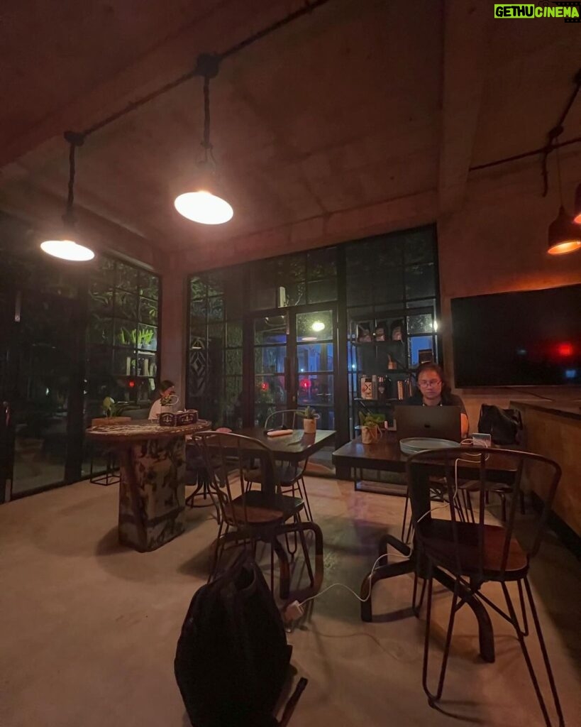 Joko Anwar Instagram - Bikin kafe-kafean di rumah yang akhirnya jadi tempat macem-macem: nongkrong ama temen-temen, meeting, nulis, ngedit, atau sekedar bengong liat ke luar waktu hujan. ♥️