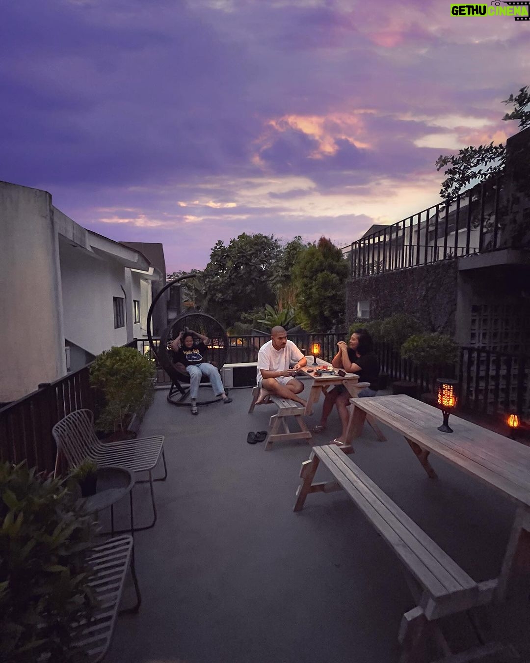 Joko Anwar - 10.3K Likes - Bikin kafe-kafean di rumah yang akhirnya jadi tempat macem-macem: nongkrong ama temen-temen, meeting, nulis, ngedit, atau sekedar bengong liat ke luar waktu hujan. ♥️