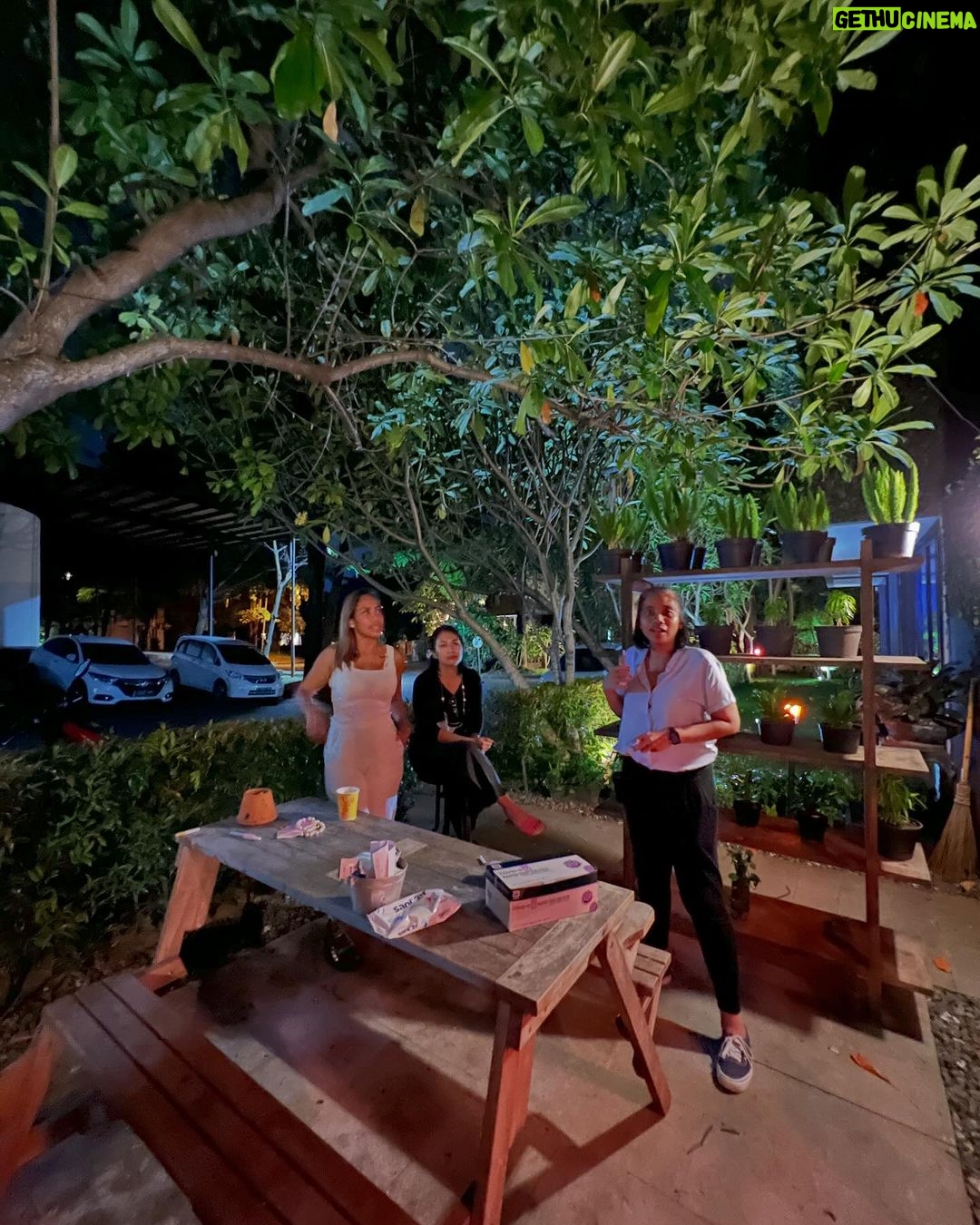 Joko Anwar - 10.3K Likes - Bikin kafe-kafean di rumah yang akhirnya jadi tempat macem-macem: nongkrong ama temen-temen, meeting, nulis, ngedit, atau sekedar bengong liat ke luar waktu hujan. ♥️