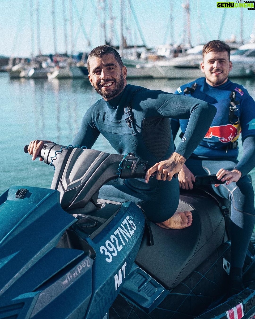 Jon Vlogs Instagram - Ontem foi dia de pegar umas ondas em Nazaré com o @pedroscooby, quem tava na live sentiu a resenha! Valeu pelo rolê, irmão! Portugal, logo logo tô de volta e quem sabe não marcamos algo especial... 👊🏻🔥 Nazaré, Portugal