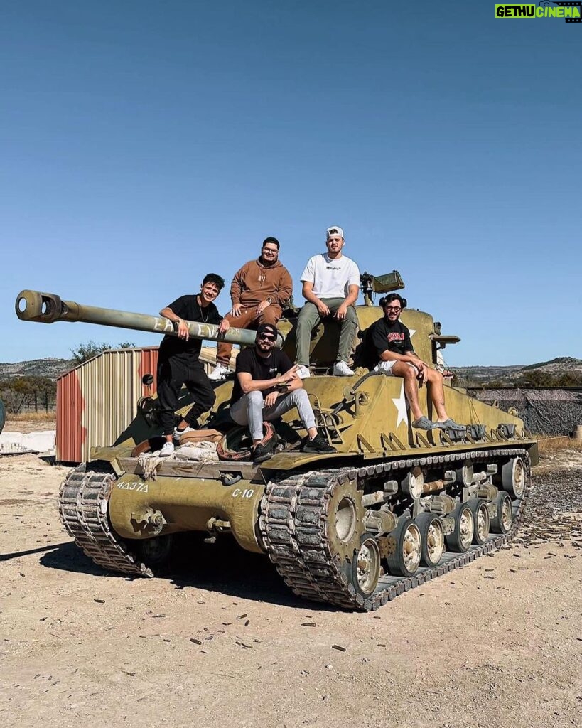 Jon Vlogs Instagram - Comprei um tanque de guerra e olha no que deu ft. Rabicó e BDJ Texas,USA