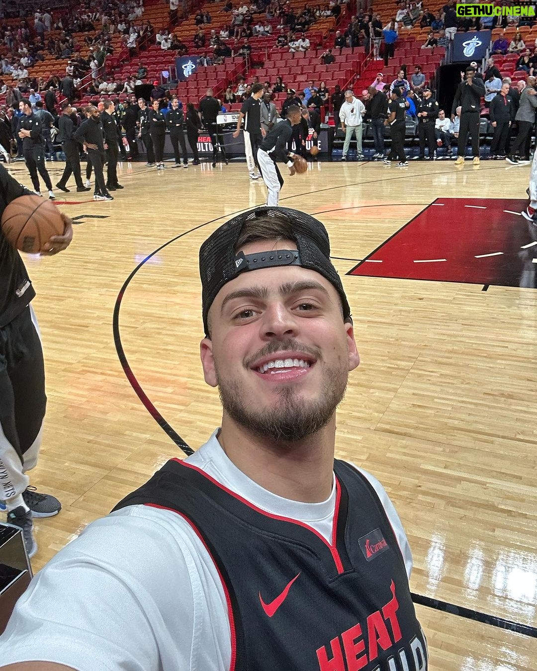 Jon Vlogs Instagram - Colecionando momentos, que noite absurda! Valeu pelo convite Jimmy, sou fã demais! 🔥🏀 Miami, Florida