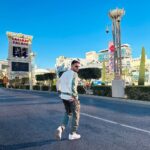 Jon Vlogs Instagram - FIZEMOS HISTORIA! 🙏 Oportunidades iguais a essa que nos levam para lugares como a Twitch Con em Las Vegas proporcionadas pela @samsungmobile são muito especiais pra mim. Foi incrivel poder fazer parte de algo tão grande, em outro país, com minha família e chat comigo acompanhando tudo de perto e interagindo. Obrigado mais uma vez ❤️ #TeamGalaxy #PlayGalaxy #Ad Las Vegas, Nevada