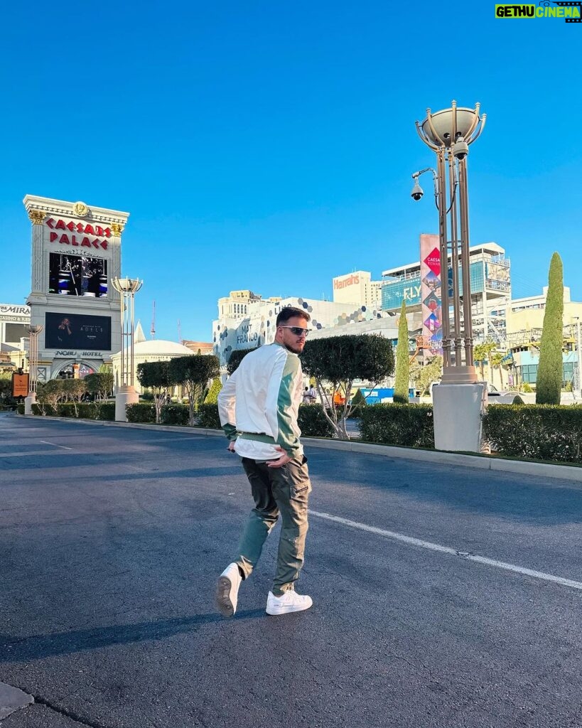Jon Vlogs Instagram - FIZEMOS HISTORIA! 🙏 Oportunidades iguais a essa que nos levam para lugares como a Twitch Con em Las Vegas proporcionadas pela @samsungmobile são muito especiais pra mim. Foi incrivel poder fazer parte de algo tão grande, em outro país, com minha família e chat comigo acompanhando tudo de perto e interagindo. Obrigado mais uma vez ❤ #TeamGalaxy #PlayGalaxy #Ad Las Vegas, Nevada