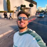Jon Vlogs Instagram - FIZEMOS HISTORIA! 🙏 Oportunidades iguais a essa que nos levam para lugares como a Twitch Con em Las Vegas proporcionadas pela @samsungmobile são muito especiais pra mim. Foi incrivel poder fazer parte de algo tão grande, em outro país, com minha família e chat comigo acompanhando tudo de perto e interagindo. Obrigado mais uma vez ❤️ #TeamGalaxy #PlayGalaxy #Ad Las Vegas, Nevada