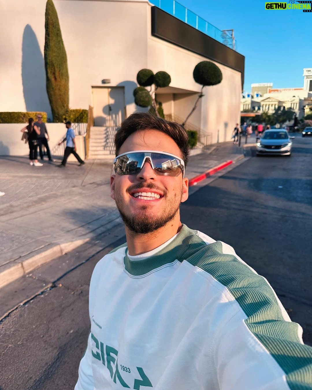 Jon Vlogs Instagram - FIZEMOS HISTORIA! 🙏 Oportunidades iguais a essa que nos levam para lugares como a Twitch Con em Las Vegas proporcionadas pela @samsungmobile são muito especiais pra mim. Foi incrivel poder fazer parte de algo tão grande, em outro país, com minha família e chat comigo acompanhando tudo de perto e interagindo. Obrigado mais uma vez ❤️ #TeamGalaxy #PlayGalaxy #Ad Las Vegas, Nevada