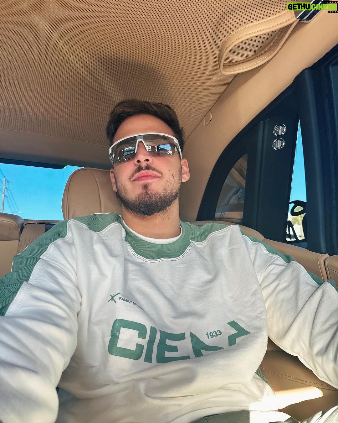Jon Vlogs Instagram - FIZEMOS HISTORIA! 🙏 Oportunidades iguais a essa que nos levam para lugares como a Twitch Con em Las Vegas proporcionadas pela @samsungmobile são muito especiais pra mim. Foi incrivel poder fazer parte de algo tão grande, em outro país, com minha família e chat comigo acompanhando tudo de perto e interagindo. Obrigado mais uma vez ❤️ #TeamGalaxy #PlayGalaxy #Ad Las Vegas, Nevada
