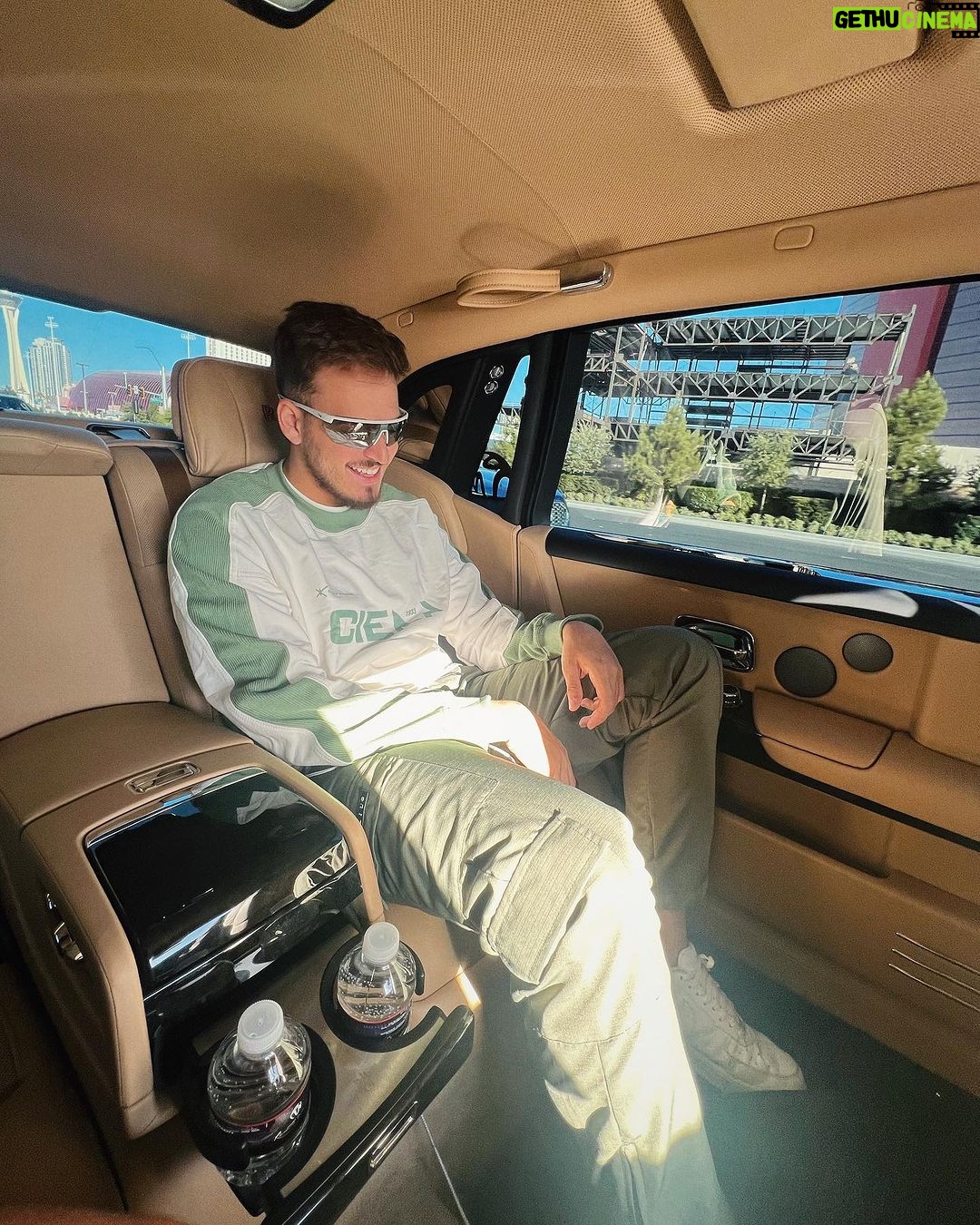 Jon Vlogs Instagram - FIZEMOS HISTORIA! 🙏 Oportunidades iguais a essa que nos levam para lugares como a Twitch Con em Las Vegas proporcionadas pela @samsungmobile são muito especiais pra mim. Foi incrivel poder fazer parte de algo tão grande, em outro país, com minha família e chat comigo acompanhando tudo de perto e interagindo. Obrigado mais uma vez ❤️ #TeamGalaxy #PlayGalaxy #Ad Las Vegas, Nevada