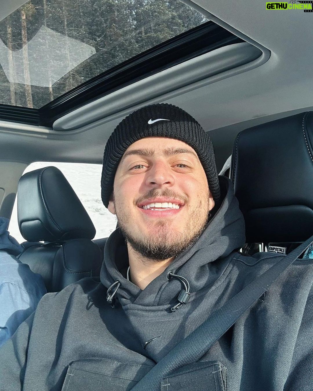 Jon Vlogs - 494K Likes - 🙄