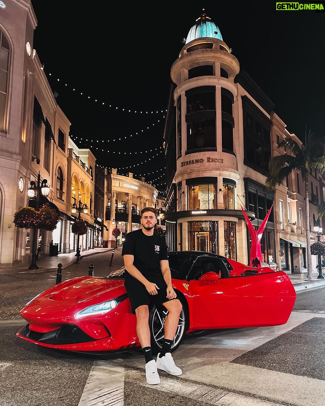 Jon Vlogs - 512.8K Likes - pelas ruas de la com a mais gata