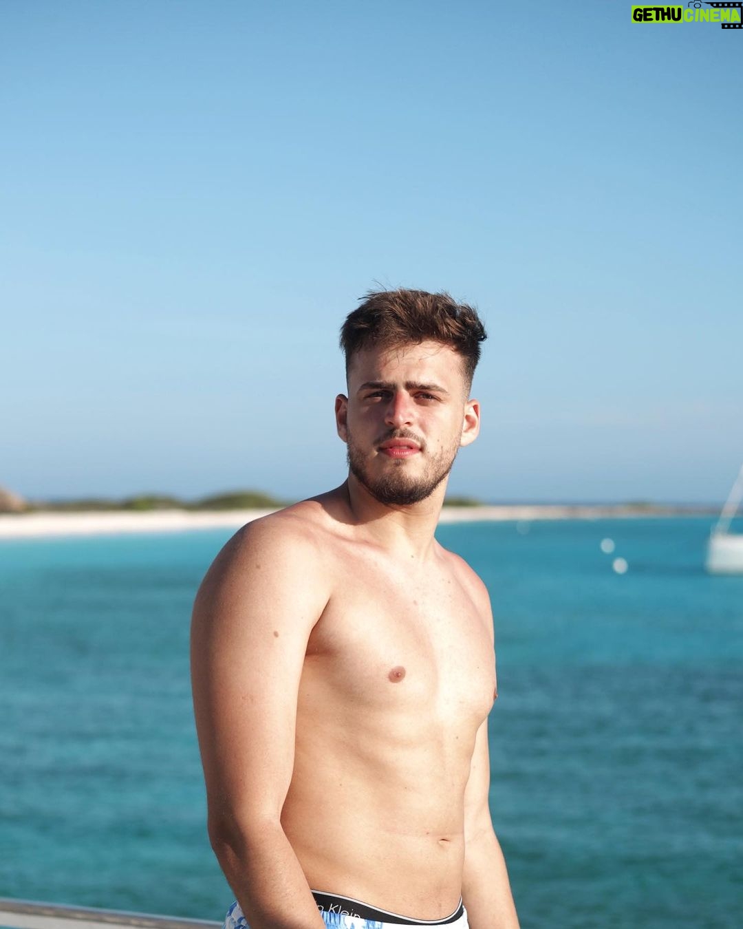 Jon Vlogs Instagram - Enquanto uns contam hist贸rias, eu sigo vivendo. 馃サ Curacao Island