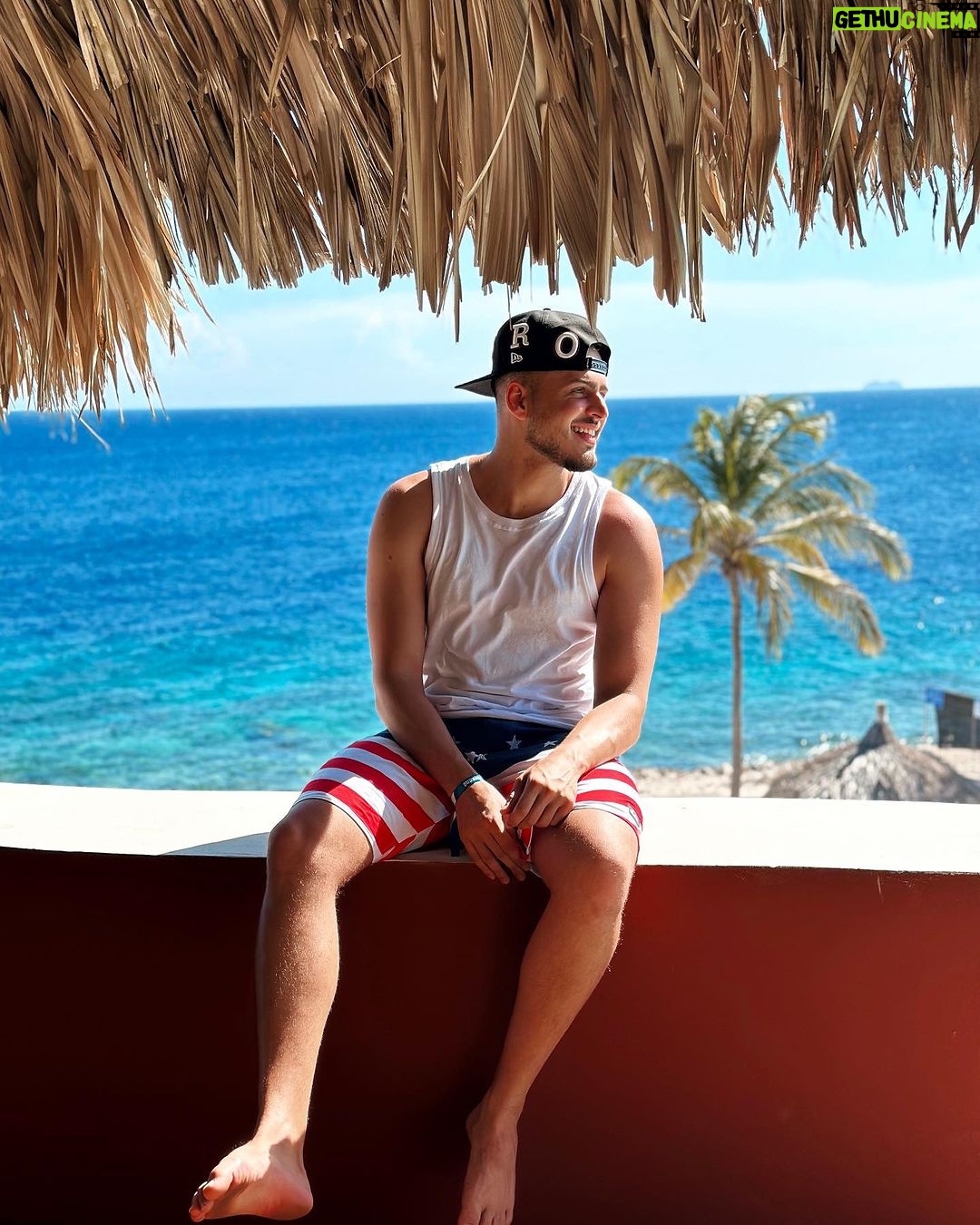 Jon Vlogs - 505.2K Likes - Curaçao 🇨🇼