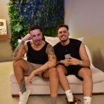 Jon Vlogs Instagram - Resenha fera com um pessoal mais fera ainda, valeu pelo convite Carlinhos! Mais de 70 mil pessoas na live acompanhando essa doideira, bom demais viver com vocês 🫶🏻 Em Barra De São Miguel- Alagoas