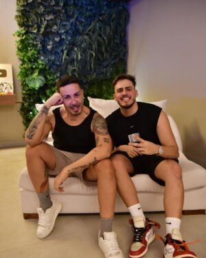 Jon Vlogs Instagram - Resenha fera com um pessoal mais fera ainda, valeu pelo convite Carlinhos! Mais de 70 mil pessoas na live acompanhando essa doideira, bom demais viver com vocês 🫶🏻