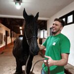 Jon Vlogs Instagram - Comprei um cavalinho pra fazenda da minha mãe, bom demais ter um lugarzinho de paz desse e melhor ainda poder ir realizando os sonhos de quem a gente ama também 🫶🏻 -última foto o tamanho de como vai ficar 😂 São Paulo, Brazil