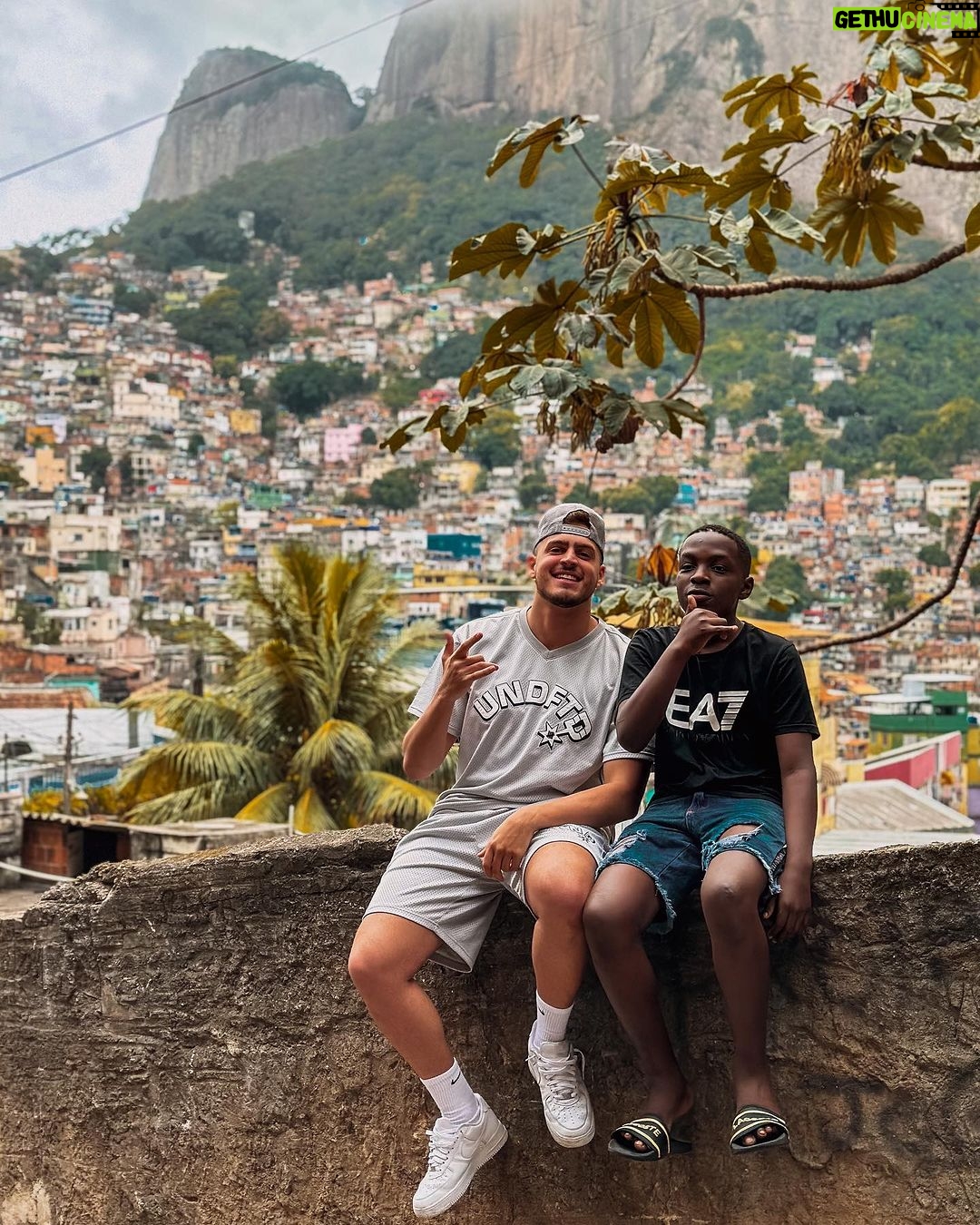 Jon Vlogs Instagram - Na Rocinha com meus mlks! A resenha é braba em todo lugar ❤️ Rocinha, Rio de Janeiro, Brasil