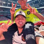 Jon Vlogs Instagram - Jogo do United x City com meu filhote, a resenha não para!! Valeu pelo convite @antony00, vc é brabo ❤️🔥 London, United Kingdom