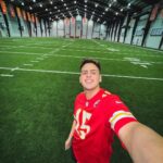 Jon Vlogs Instagram - Cotinuando as viagens pelos EUA, fui de NYC para Kentucky e aproveitei pra dar uma passada e conhecer a estrutura do Kansas City, já to vendo de colocar meu nome no draft da NFL 🔥 Valeu pelo convite e pelo carinho que recebi aqui, vcs são brabos demais!! ❤️ @chiefs Kansas City, Missouri