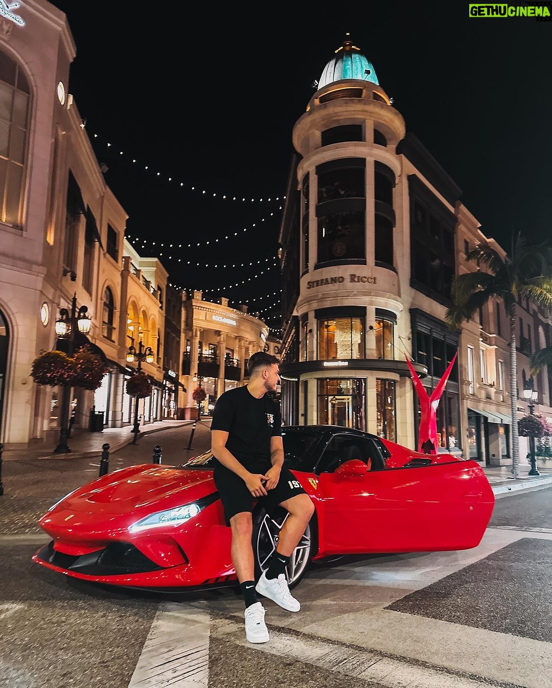 Jon Vlogs - 512.8K Likes - pelas ruas de la com a mais gata