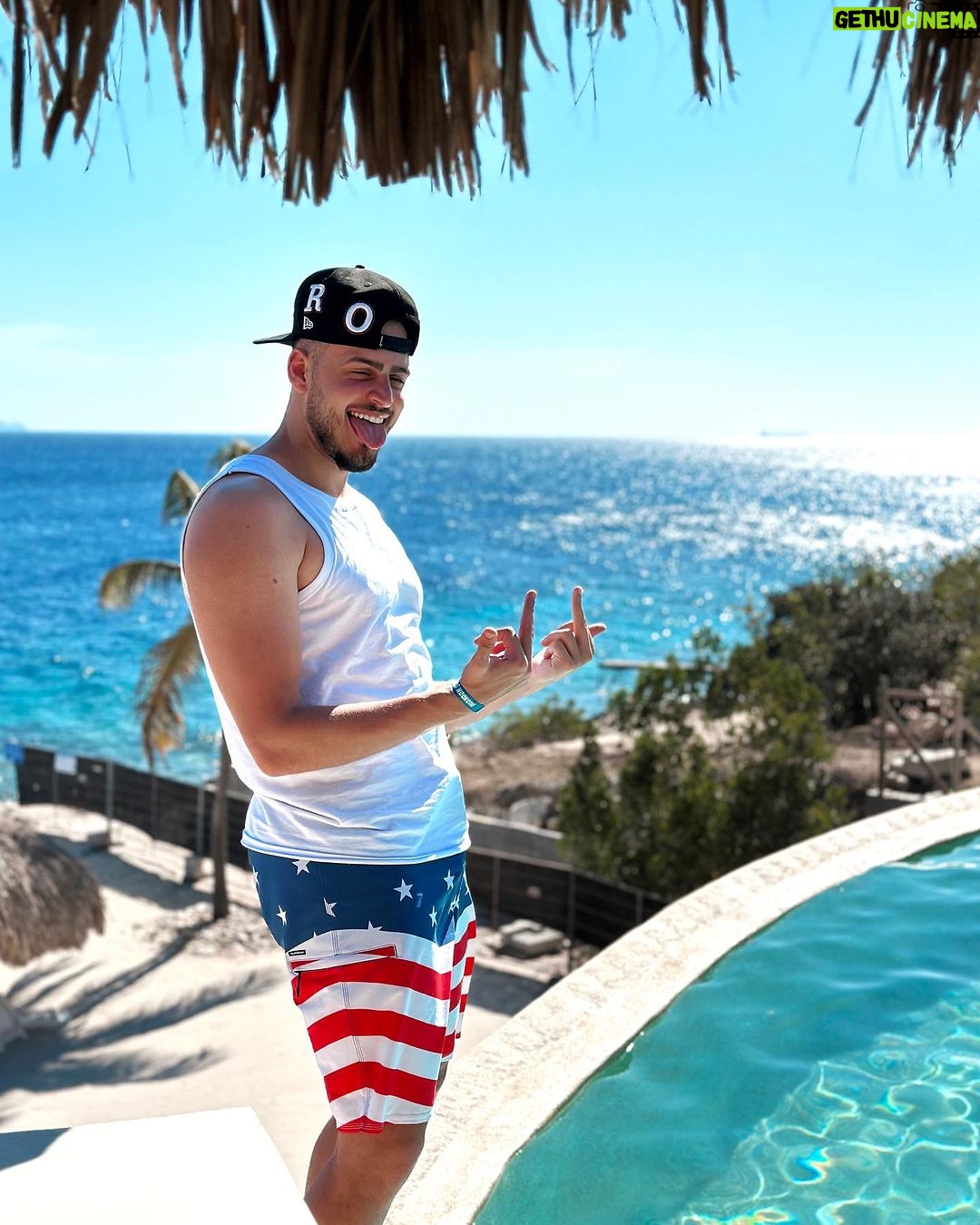 Jon Vlogs - 505.2K Likes - Curaçao 🇨🇼