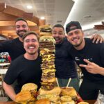 Jon Vlogs Instagram – Torre de 7 Kilos de hambúrguer da pra matar a fome?