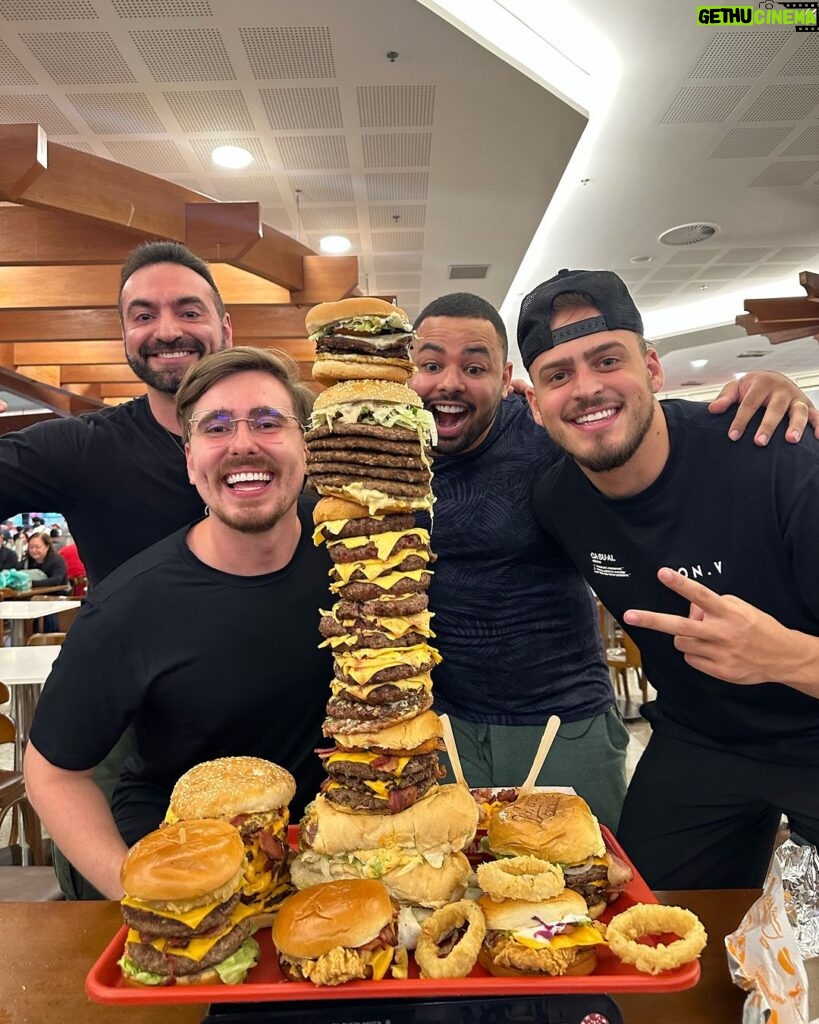 Jon Vlogs Instagram - Torre de 7 Kilos de hambúrguer da pra matar a fome?