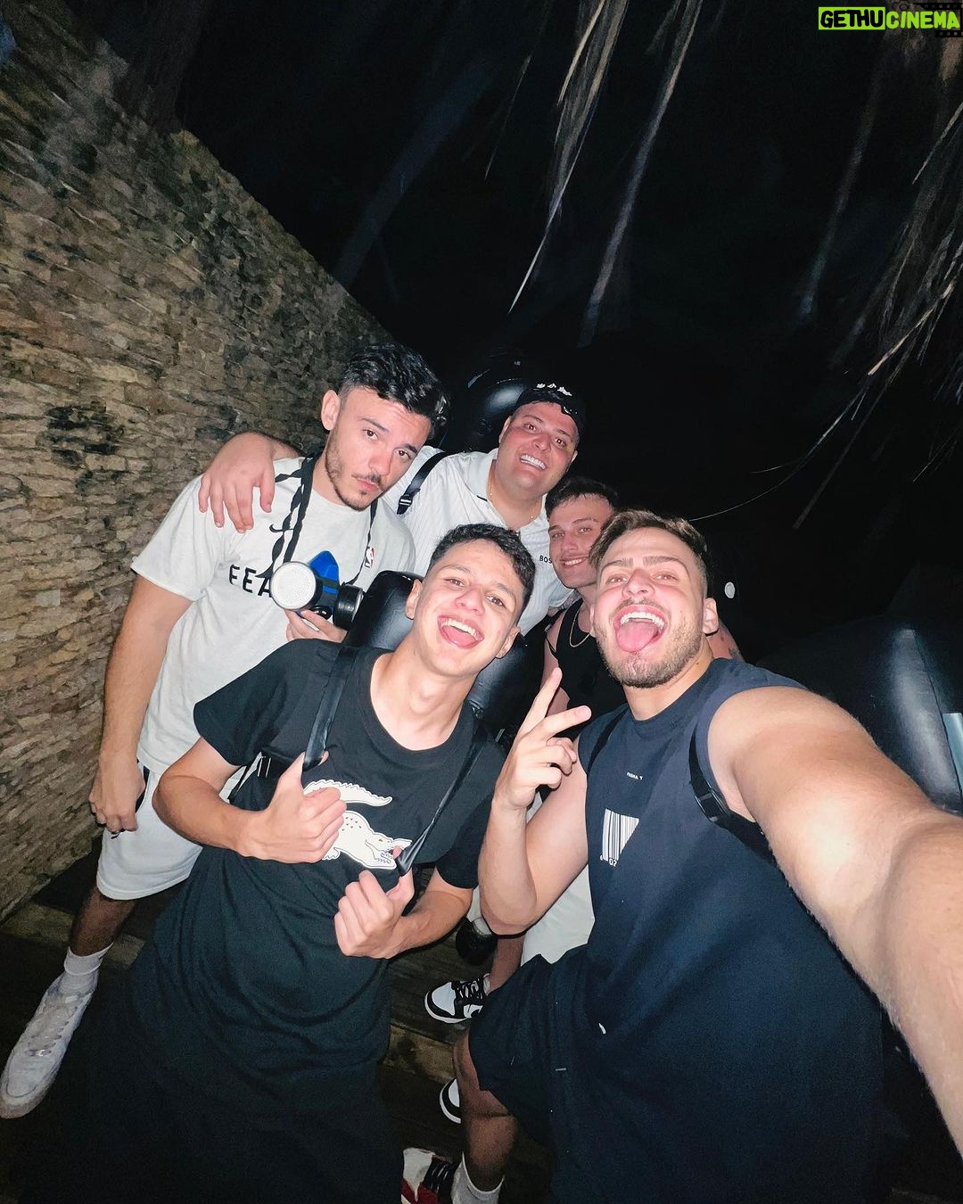 Jon Vlogs - 513.6K Likes - Pronto pra detetizar a casa da barra, quais insetos vocês querem que eu elimine hoje ? 🦗