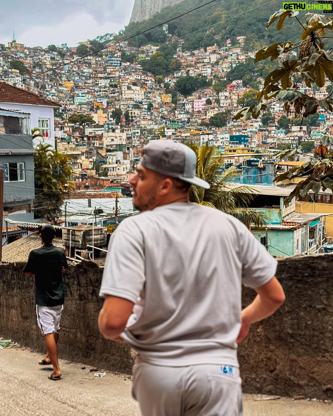 Jon Vlogs Instagram - Na Rocinha com meus mlks! A resenha é braba em todo lugar ❤️ Rocinha, Rio de Janeiro, Brasil