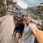 Jon Vlogs Instagram - Na Rocinha com meus mlks! A resenha é braba em todo lugar ❤️ Rocinha, Rio de Janeiro, Brasil