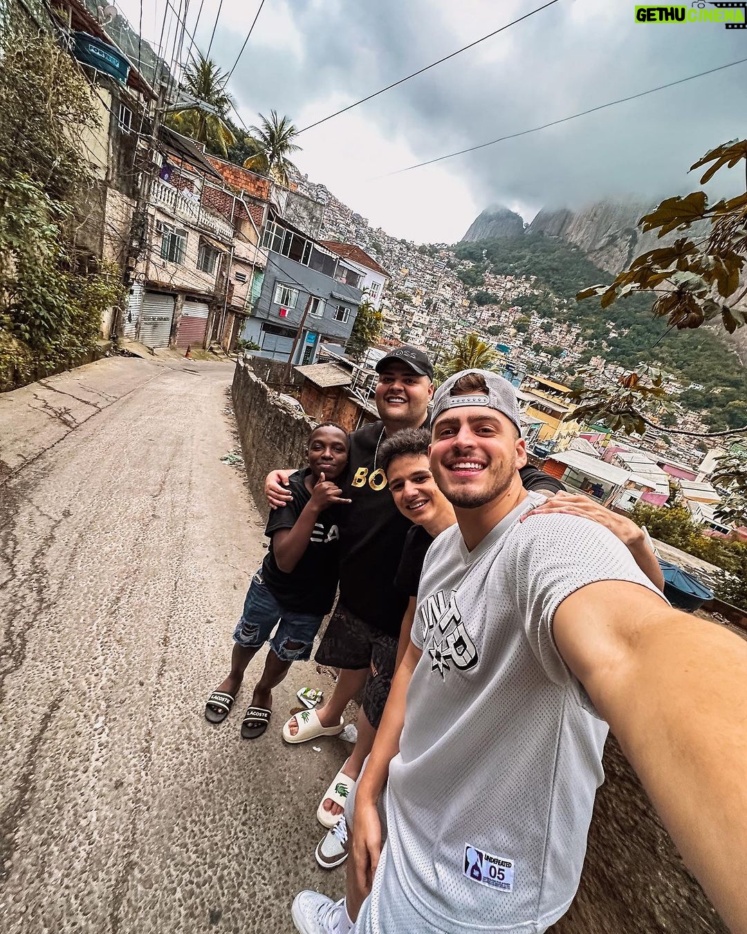 Jon Vlogs Instagram - Na Rocinha com meus mlks! A resenha é braba em todo lugar ❤️ Rocinha, Rio de Janeiro, Brasil