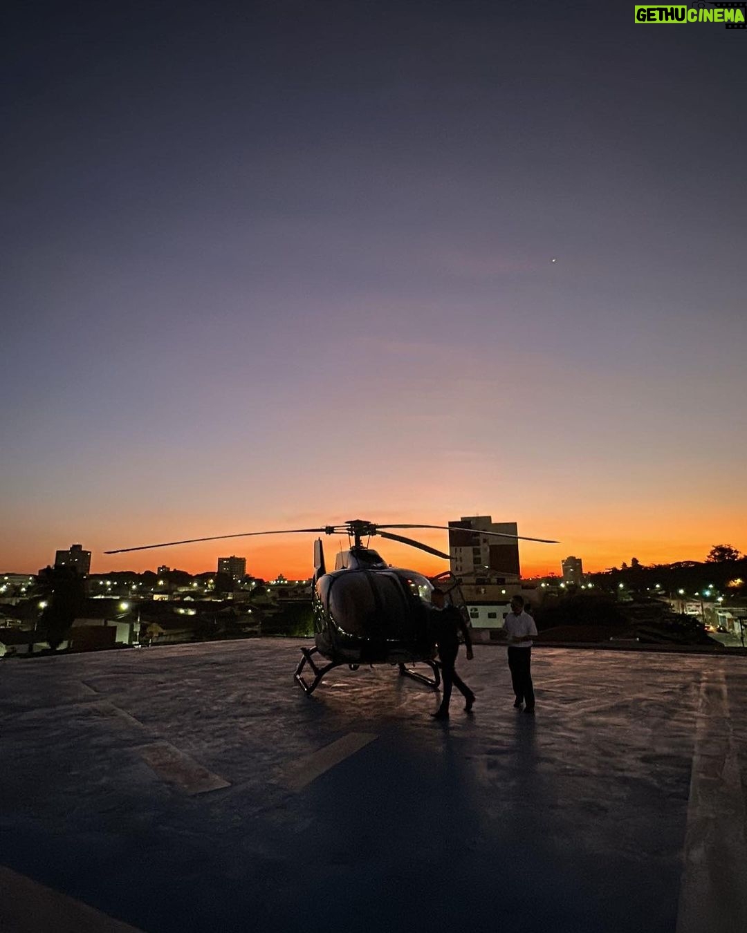 Jon Vlogs Instagram - Levando meus mlks pra dar um passeio de helicóptero com essa vista sensacional, satisfação demaais ❤️🔥 São Paulo, Brazil