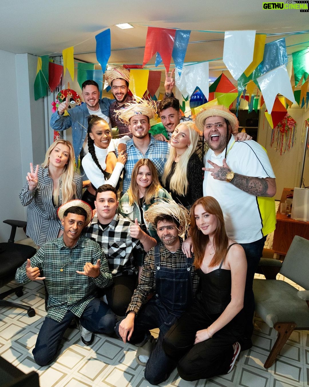 Jon Vlogs Instagram - Resenha com a rapaziada em clima de festa junina 🫶🏻 São Paulo, Brazil