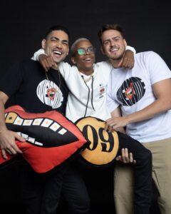 Jon Vlogs Instagram - O menino ta crescendo e não para de voar! Amanhã é o dia do lançamento da marca desse mlk e com certeza estarei presente, vc é meu orgulho! 🫶🏻 Quem quiser adquirir, a partir de amanhã estará disponível nas lojas virtuais e físicas da Overcome 🔥 São Paulo, Brazil